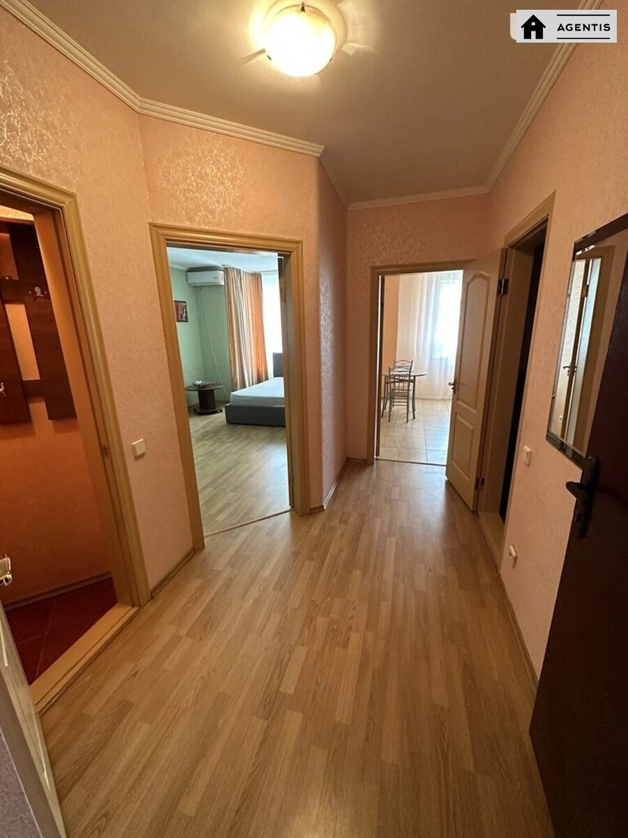 Сдам квартиру 1 комната, 50 m², 13 эт./23 этажа. 2, Олександра Мишуги вул., Киев. 