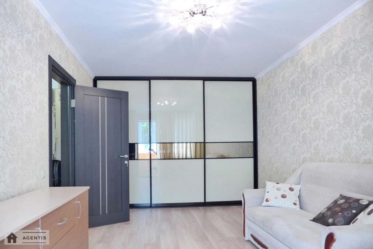 Сдам квартиру 2 комнаты, 48 m², 4 эт./9 этажей. 18, Гната Юри вул., Киев. 