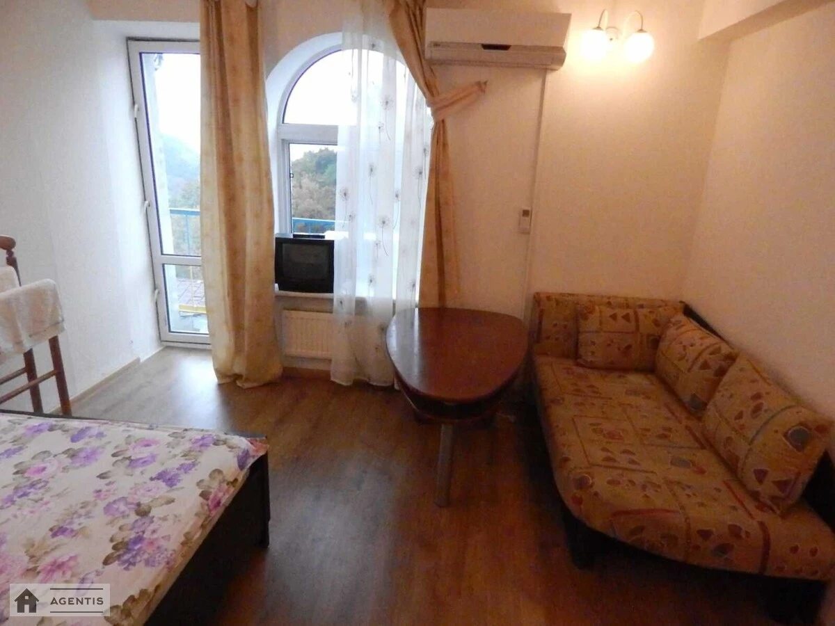 Apartment for rent 1 room, 25 m², 4th fl./8 floors. Vozdvyzhenska, Kyiv. 