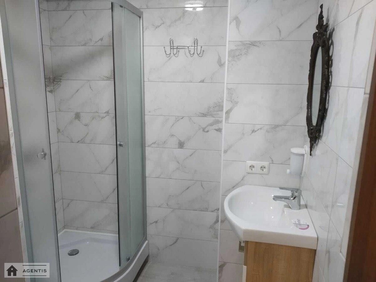 Apartment for rent 1 room, 25 m², 4th fl./8 floors. Vozdvyzhenska, Kyiv. 