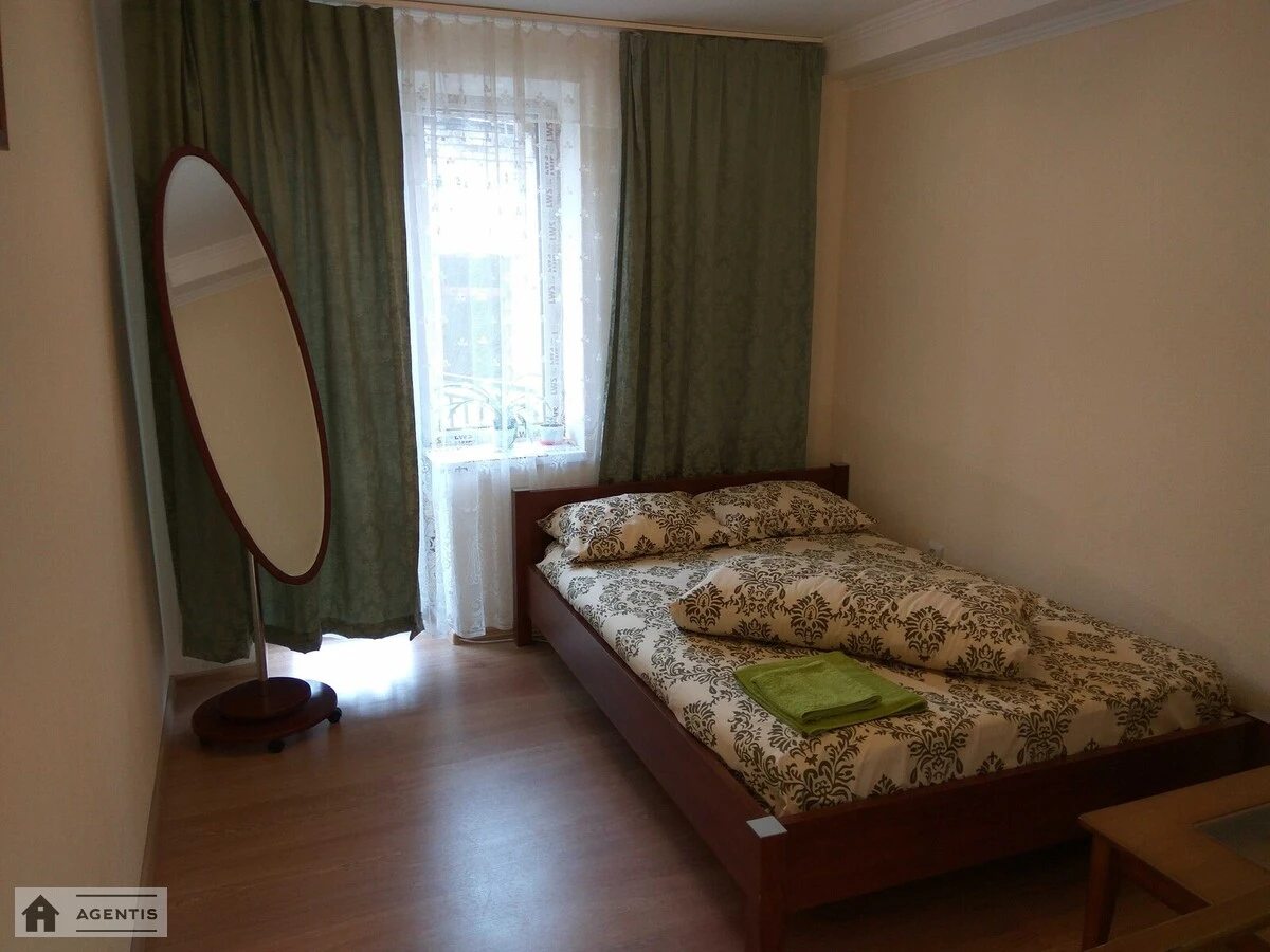 Apartment for rent 1 room, 25 m², 4th fl./8 floors. Vozdvyzhenska, Kyiv. 