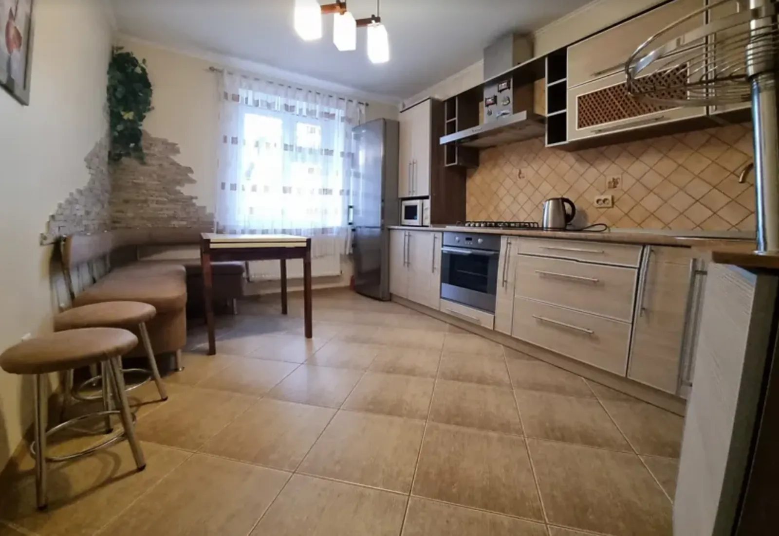 Apartments for sale 2 rooms, 60 m², 3rd fl./5 floors. Velykaya Berezovytsa. 