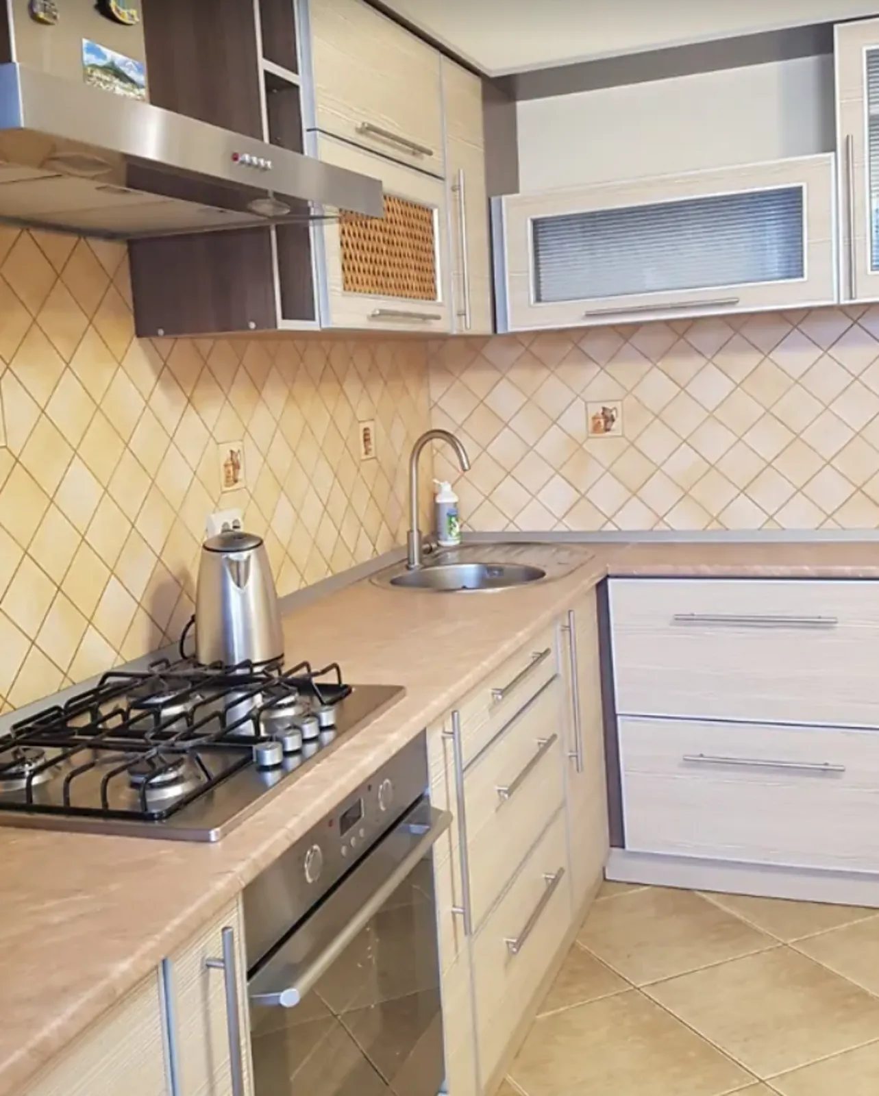 Apartments for sale 2 rooms, 60 m², 3rd fl./5 floors. Velykaya Berezovytsa. 