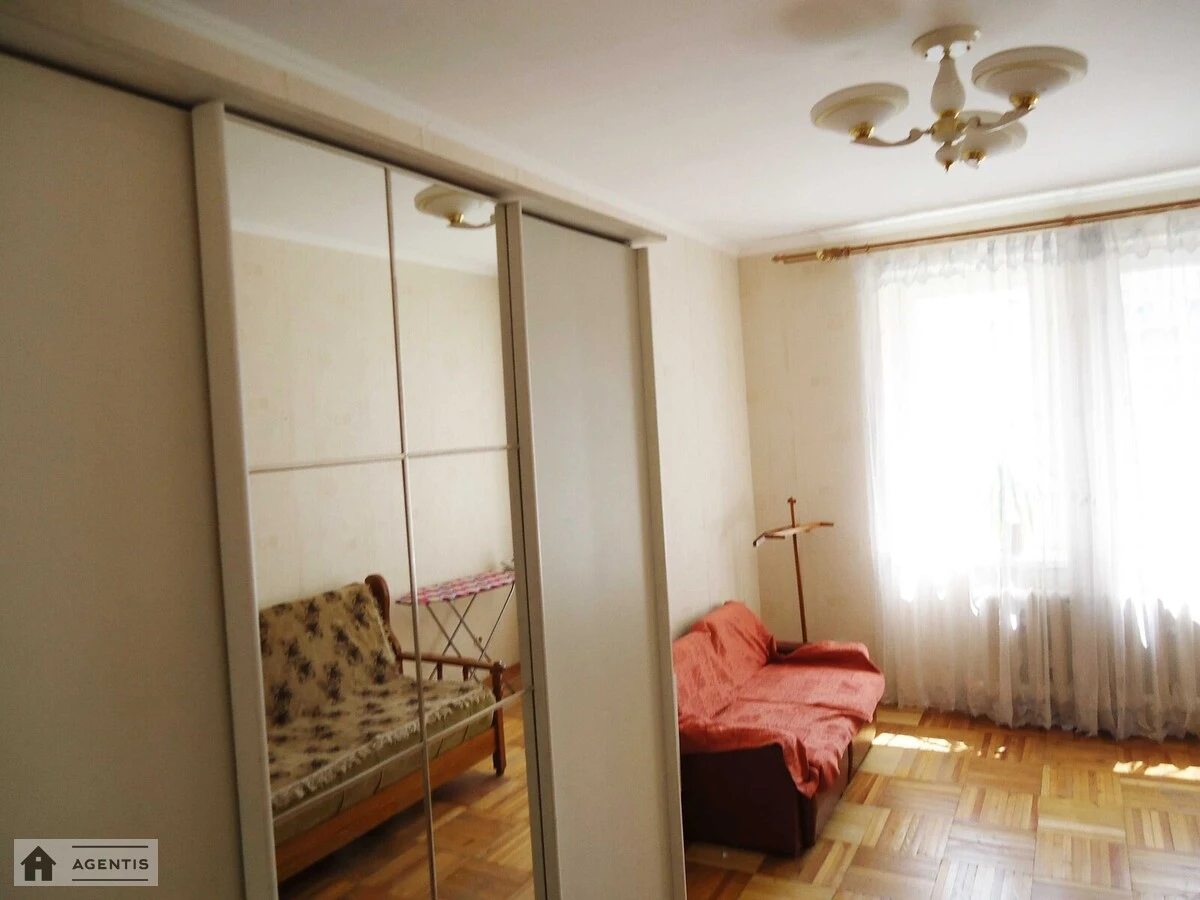 Сдам квартиру 2 комнаты, 78 m², 11 эт./16 этажей. Урловская, Киев. 