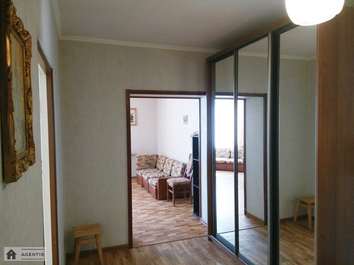 Сдам квартиру 2 комнаты, 78 m², 11 эт./16 этажей. Урловская, Киев. 