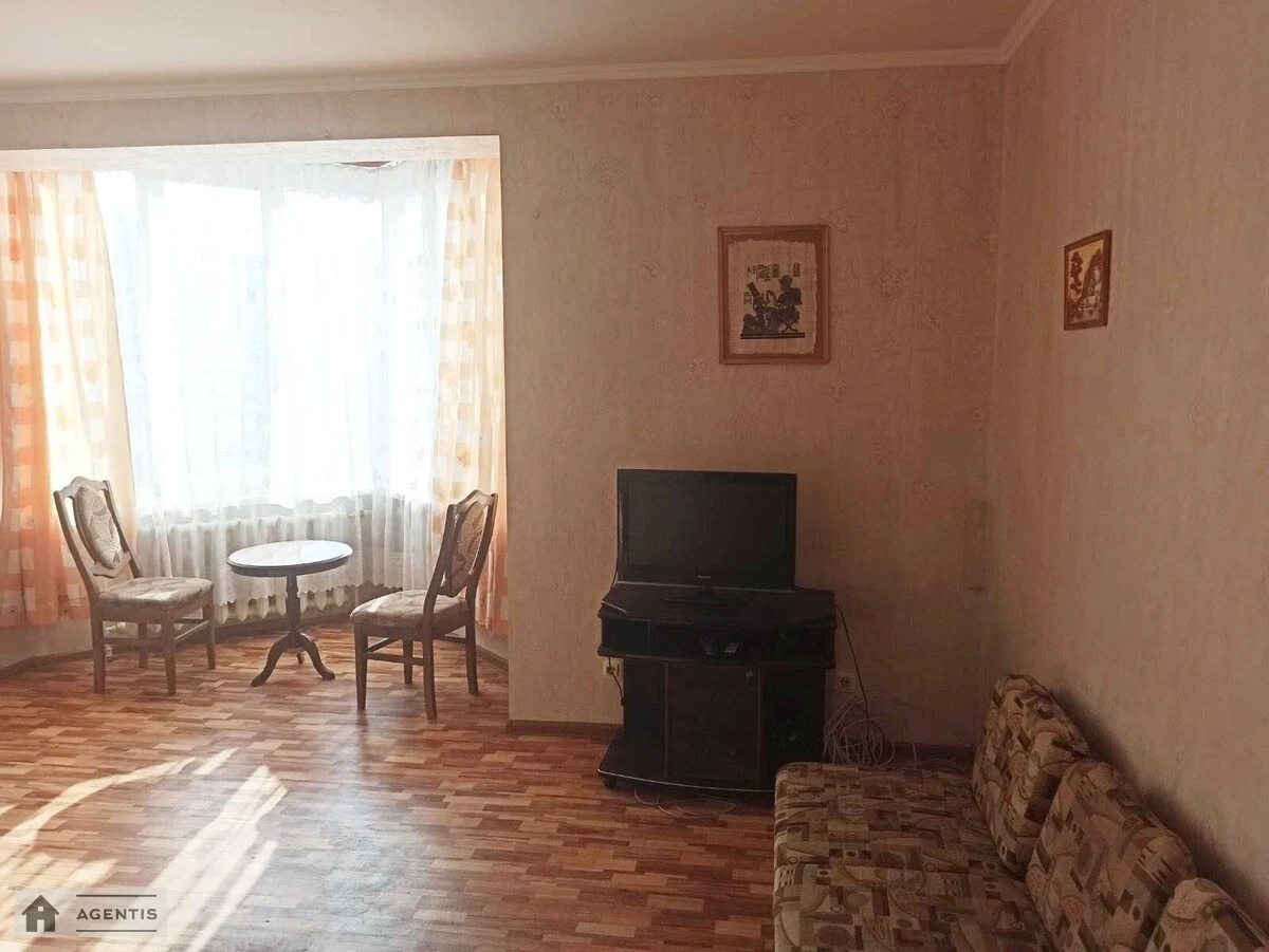 Сдам квартиру 2 комнаты, 78 m², 11 эт./16 этажей. Урловская, Киев. 