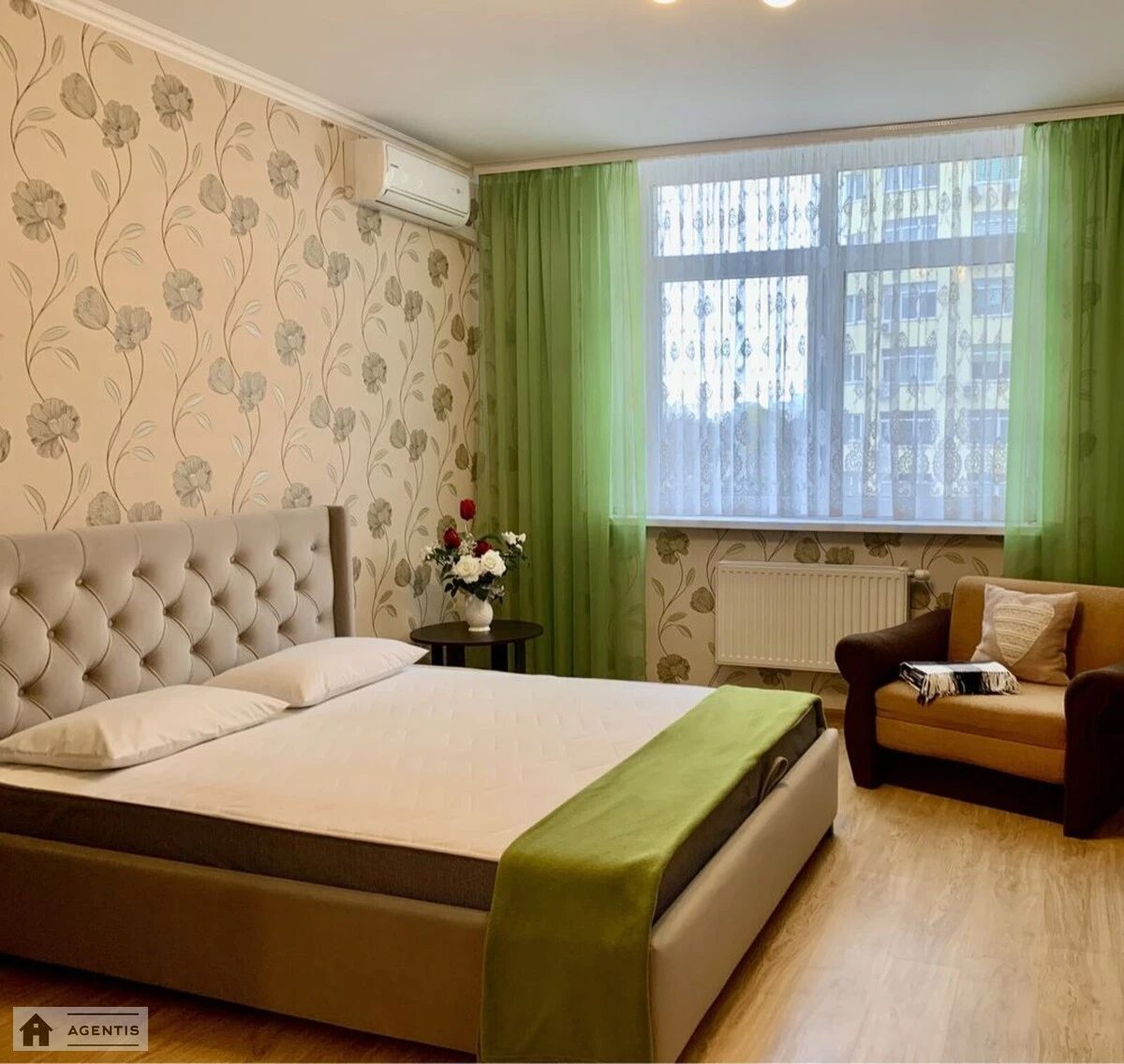 Apartment for rent 1 room, 42 m², 3rd fl./25 floors. 16, Voskresenska 16, Kyiv. 