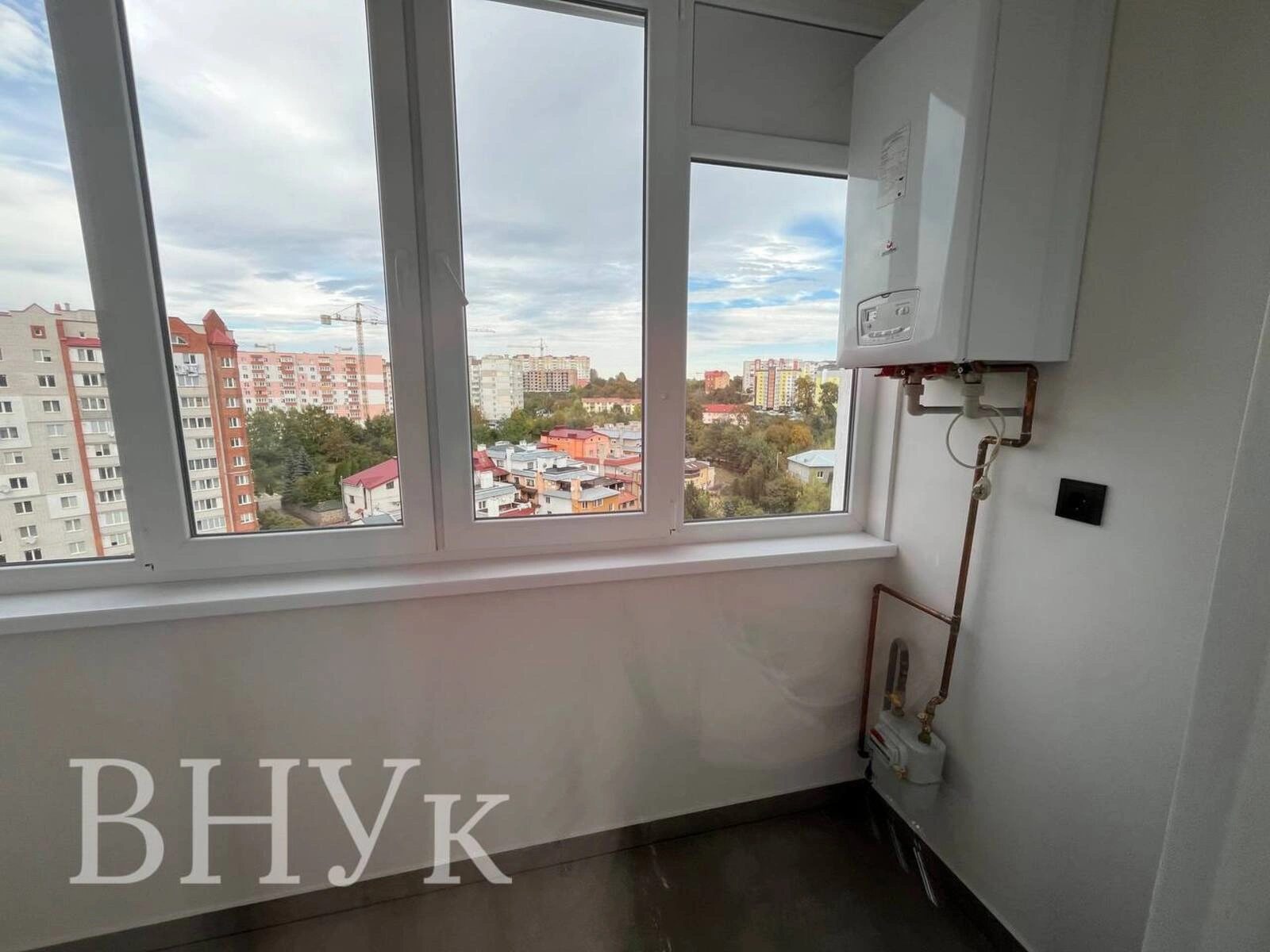 Продаж квартири 3 кімнати, 587 m², 8 пов./11 поверхів. Київська вул., Тернопіль. 