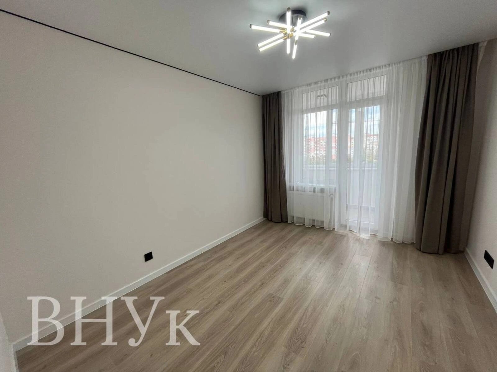 Продаж квартири 3 кімнати, 587 m², 8 пов./11 поверхів. Київська вул., Тернопіль. 