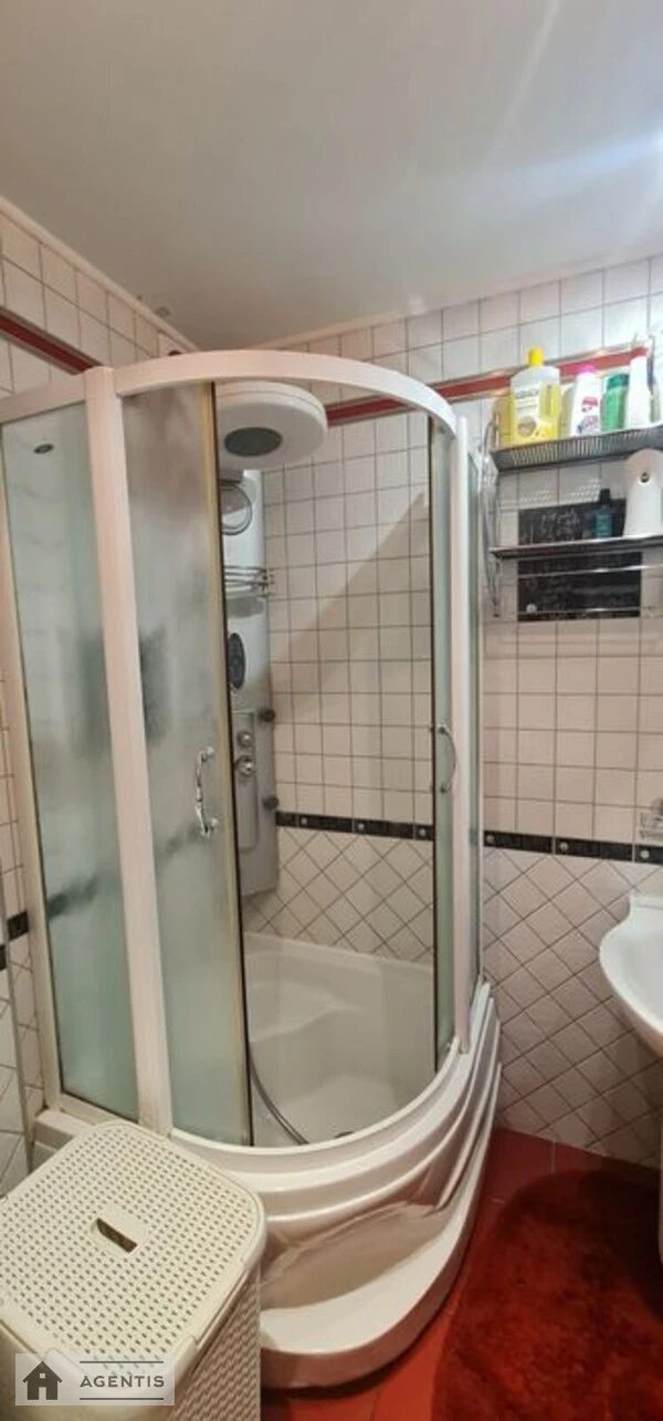 Сдам квартиру 2 комнаты, 45 m², 2 эт./5 этажей. 4, Марії Приймаченко бульв., Киев. 