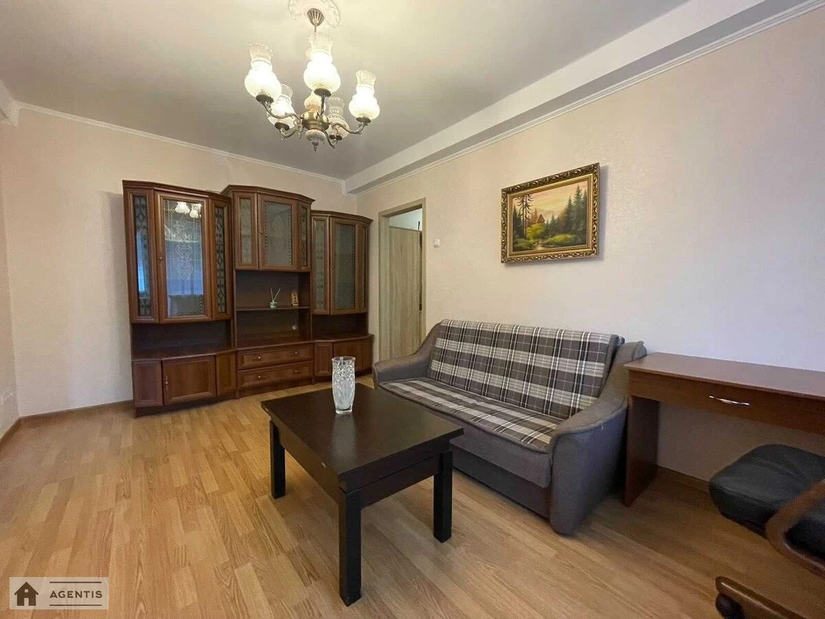 Сдам квартиру 2 комнаты, 45 m², 2 эт./5 этажей. 27, Коперника 27, Киев. 