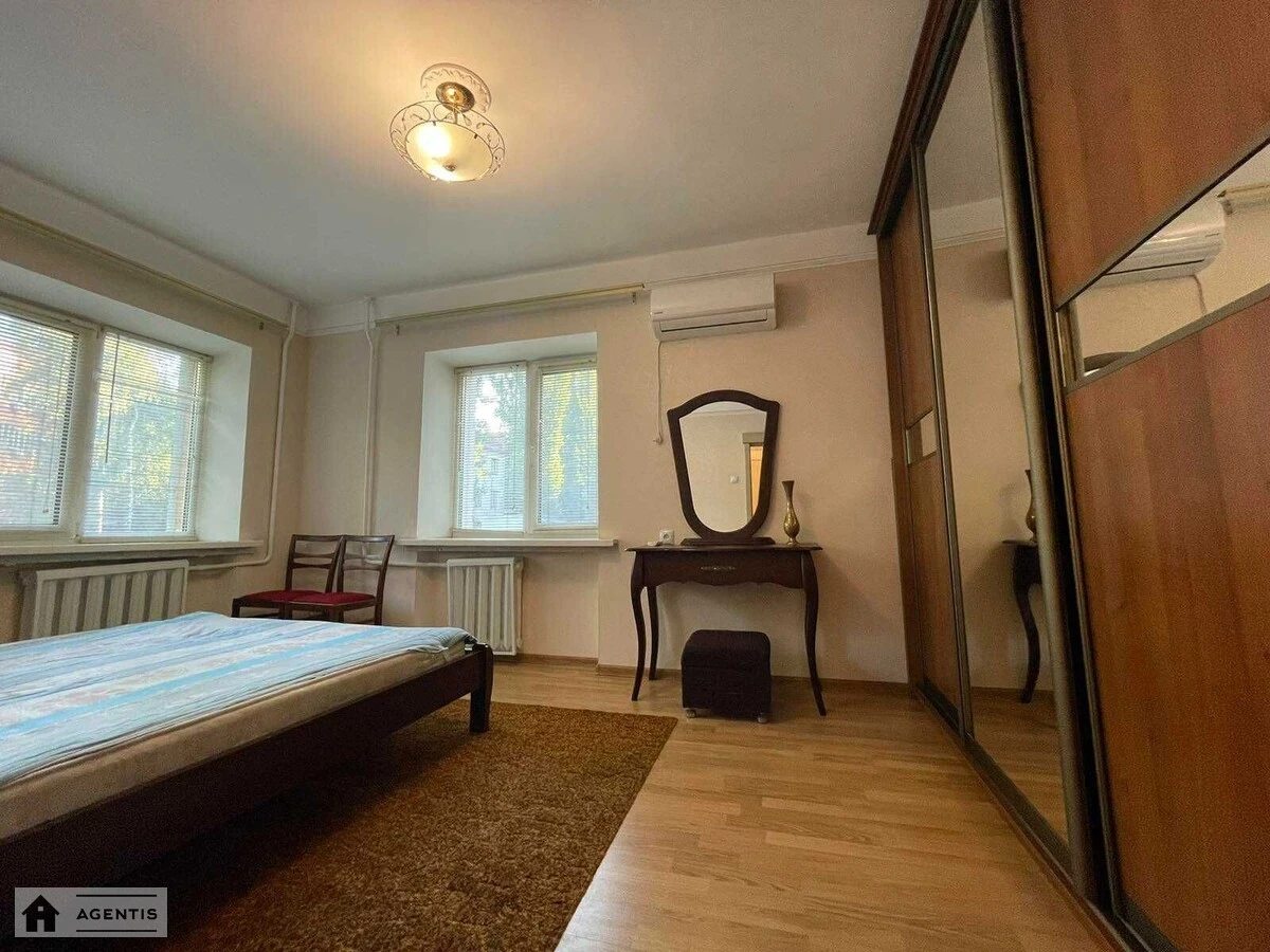 Сдам квартиру 2 комнаты, 45 m², 2 эт./5 этажей. 27, Коперника 27, Киев. 