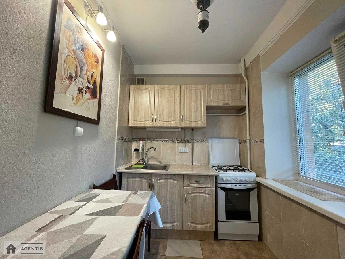 Сдам квартиру 2 комнаты, 45 m², 2 эт./5 этажей. 27, Коперника 27, Киев. 