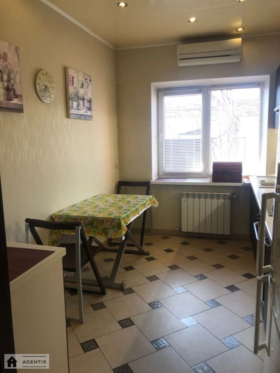 Сдам квартиру 1 комната, 40 m², 1 эт./2 этажа. Івана Кочерги вул., Киев. 