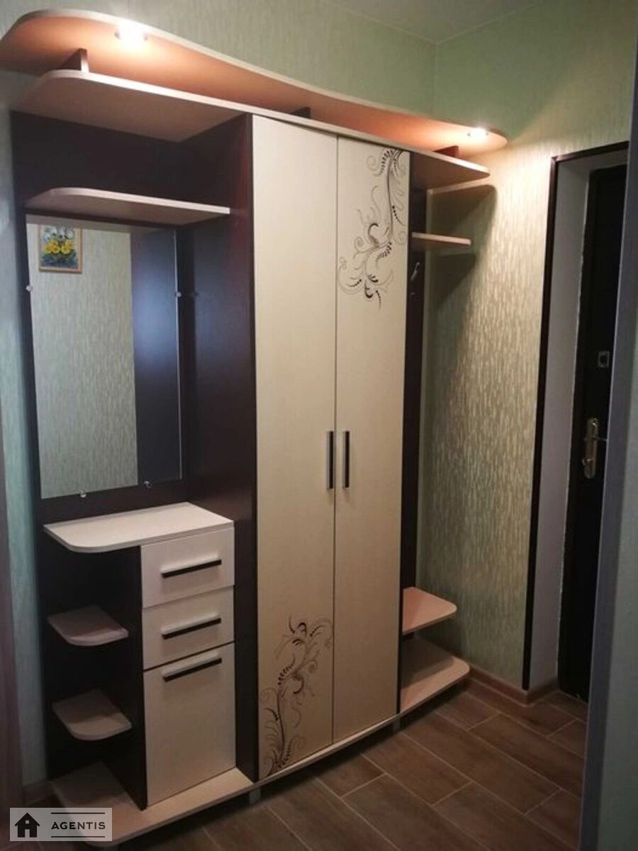 Сдам квартиру 2 комнаты, 65 m², 7 эт./10 этажей. Соборна вул., Киев. 