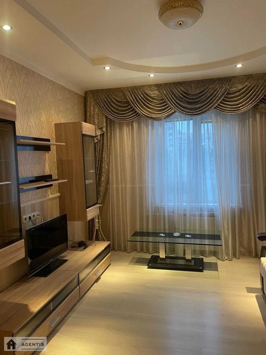 Сдам квартиру 3 комнаты, 75 m², 4 эт./9 этажей. 7, Ревуцкого 7, Киев. 