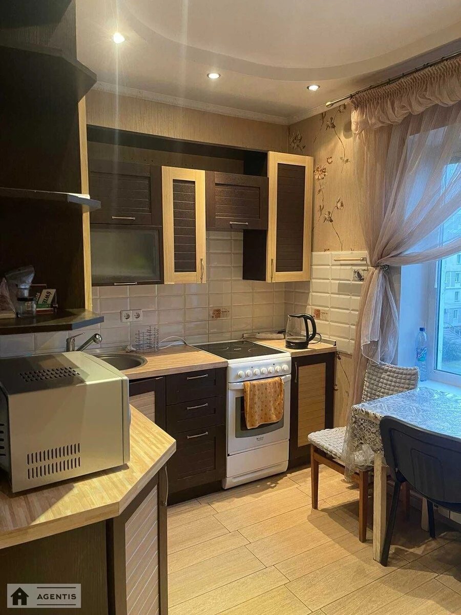 Сдам квартиру 3 комнаты, 75 m², 4 эт./9 этажей. 7, Ревуцкого 7, Киев. 