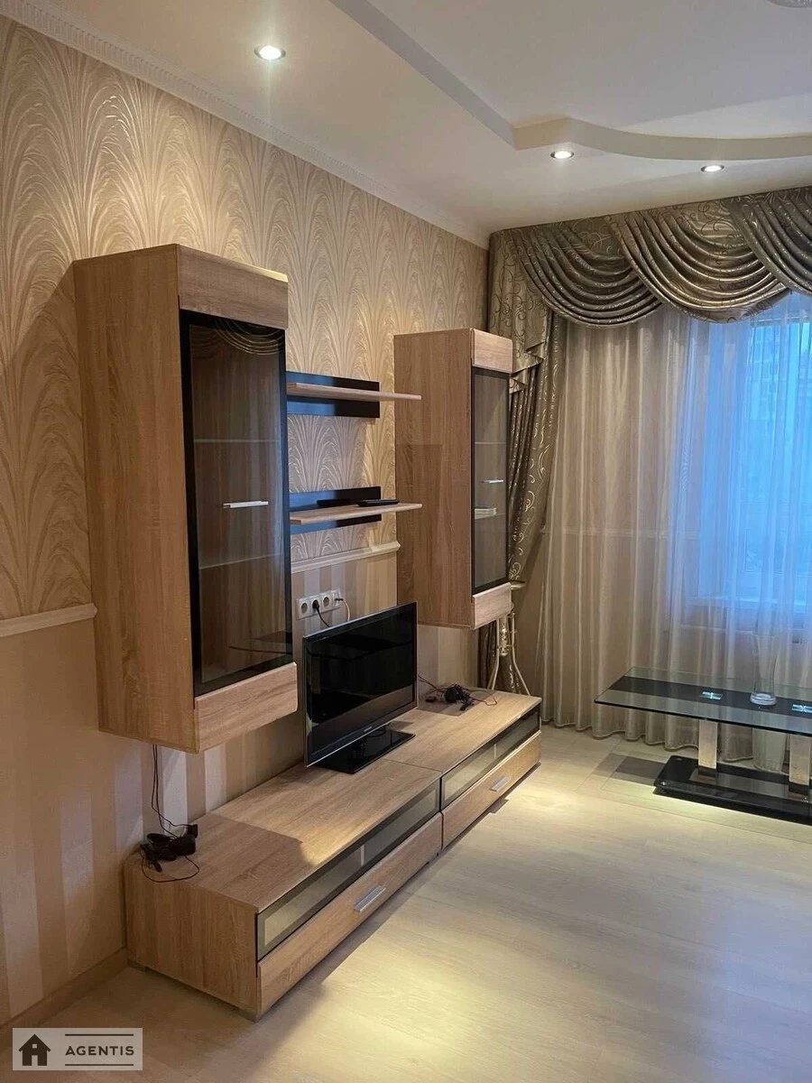 Сдам квартиру 3 комнаты, 75 m², 4 эт./9 этажей. 7, Ревуцкого 7, Киев. 