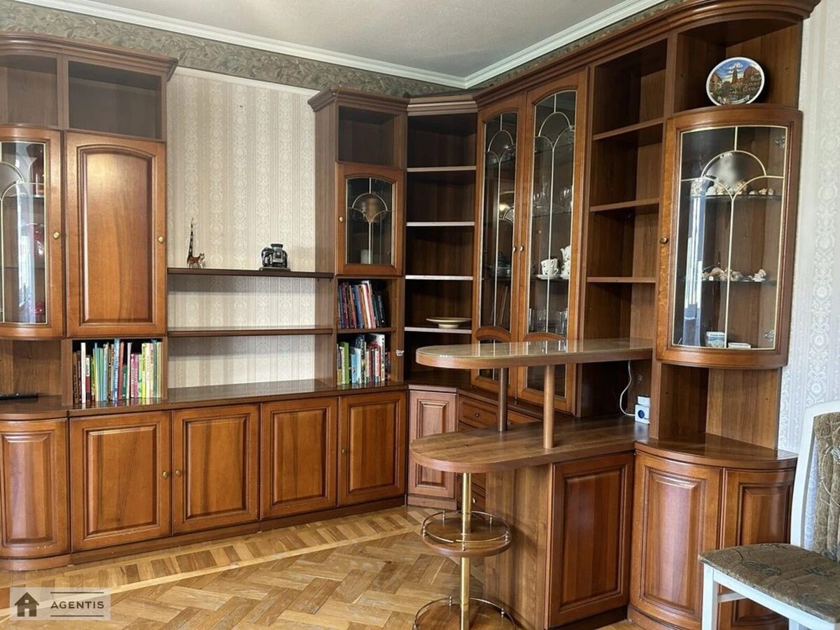 Сдам квартиру 4 комнаты, 96 m², 8 эт./18 этажей. 8, Старонаводницкая 8, Киев. 