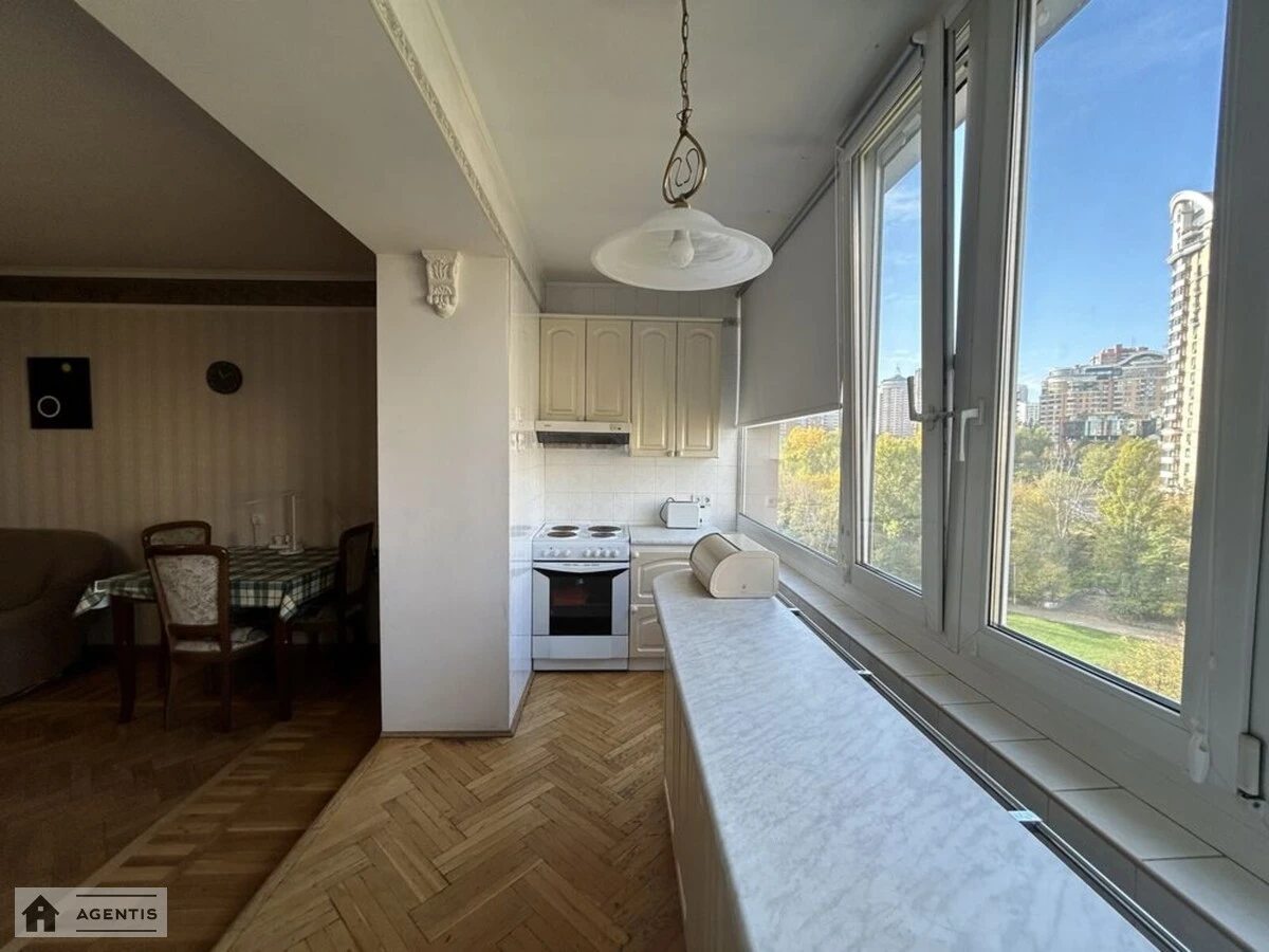 Сдам квартиру 4 комнаты, 96 m², 8 эт./18 этажей. 8, Старонаводницкая 8, Киев. 