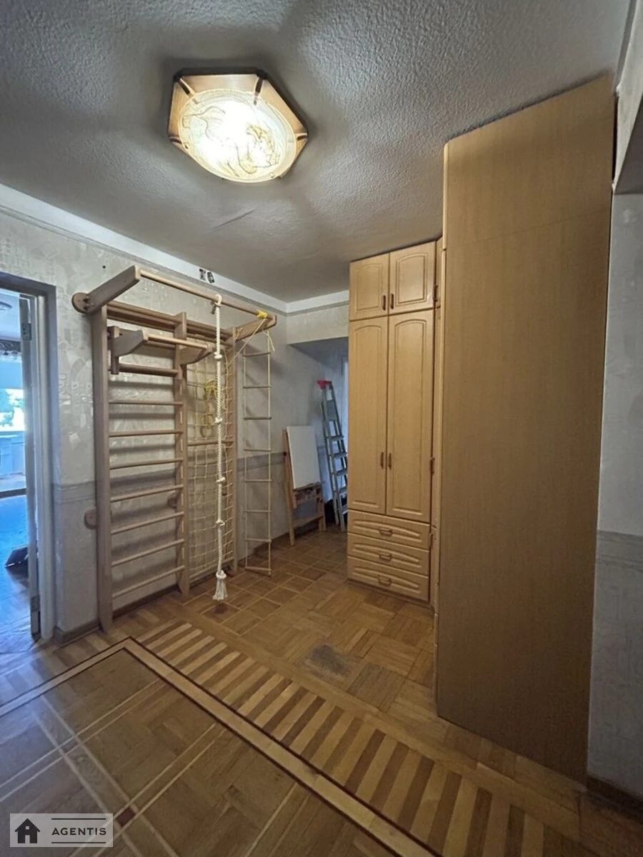 Сдам квартиру 4 комнаты, 96 m², 8 эт./18 этажей. 8, Старонаводницкая 8, Киев. 