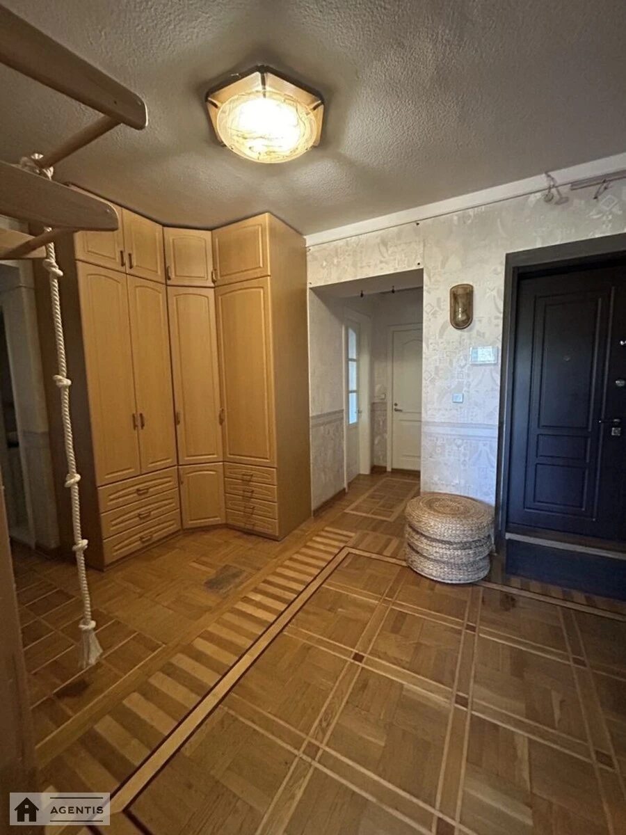 Сдам квартиру 4 комнаты, 96 m², 8 эт./18 этажей. 8, Старонаводницкая 8, Киев. 