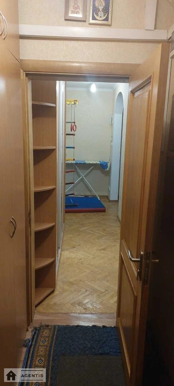 Здам квартиру 1 кімната, 54 m², 10 пов./18 поверхів. Лариси Руденко вул., Київ. 