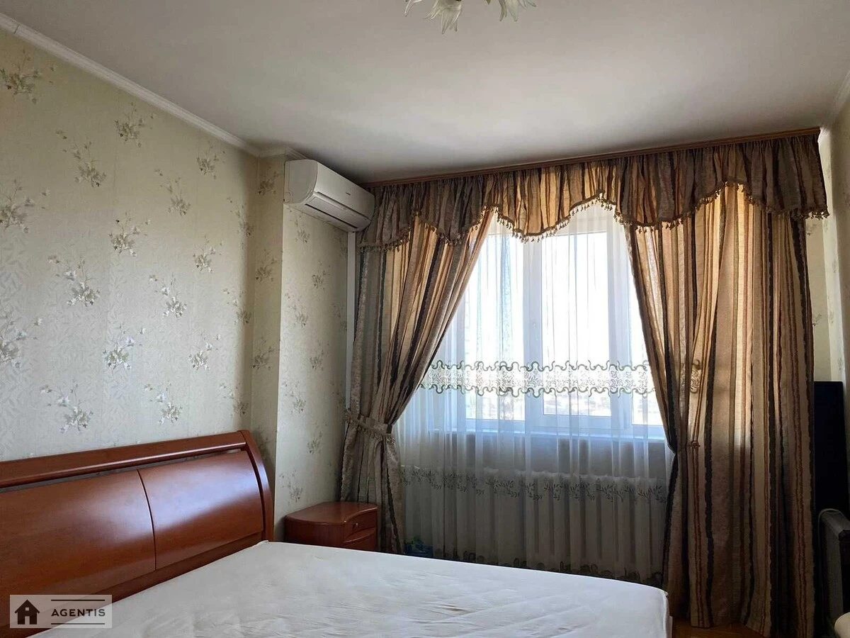 Сдам квартиру 2 комнаты, 90 m², 11 эт./22 этажа. 99, Автозаводская 99, Киев. 