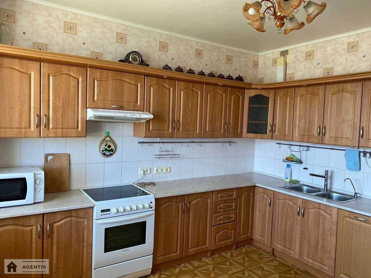 Сдам квартиру 2 комнаты, 90 m², 11 эт./22 этажа. 99, Автозаводская 99, Киев. 