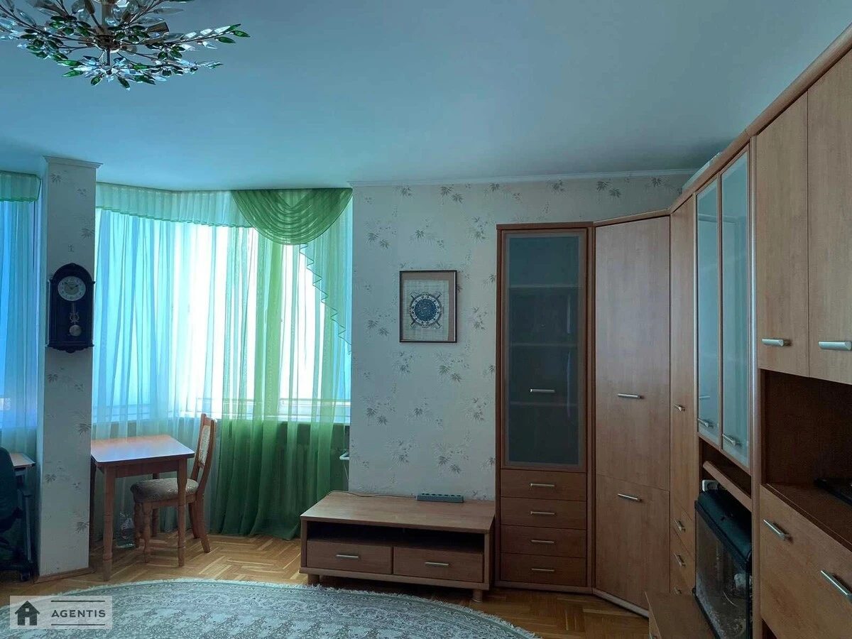 Apartment for rent 2 rooms, 90 m², 11th fl./22 floors. Obolonskyy rayon, Kyiv. 