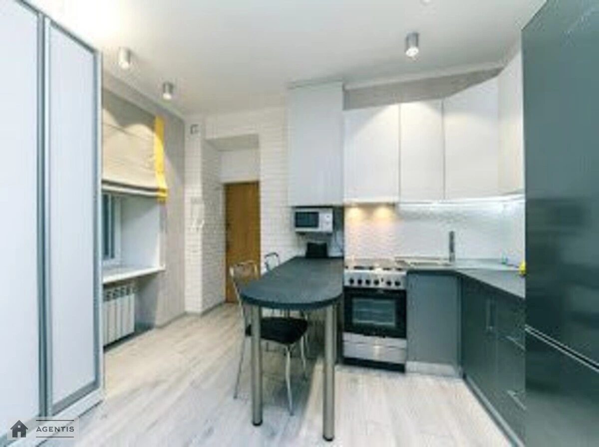 Apartment for rent 3 rooms, 50 m², 2nd fl./5 floors. Mala Zhytomirska, Kyiv. 