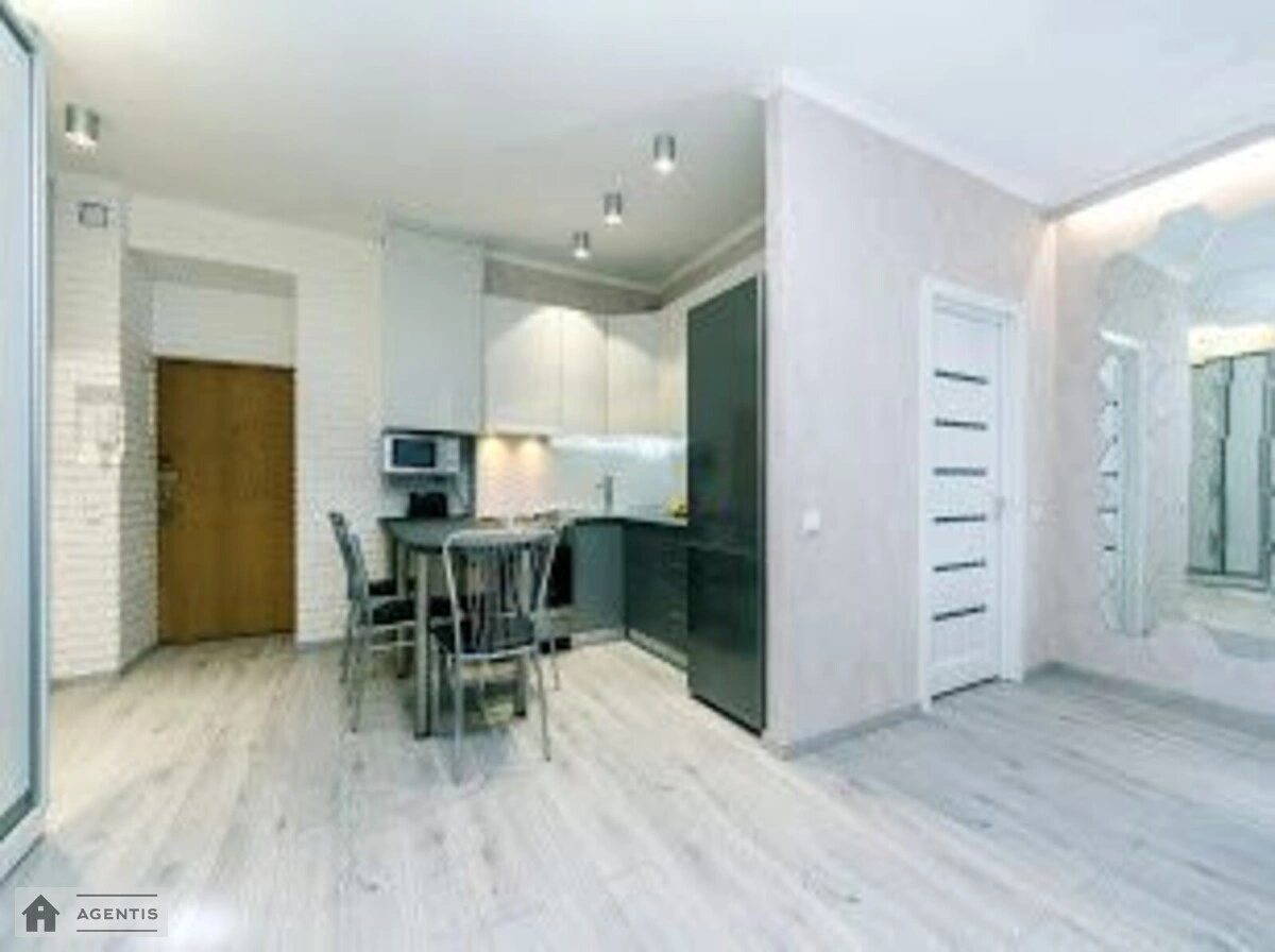 Apartment for rent 3 rooms, 50 m², 2nd fl./5 floors. Mala Zhytomirska, Kyiv. 