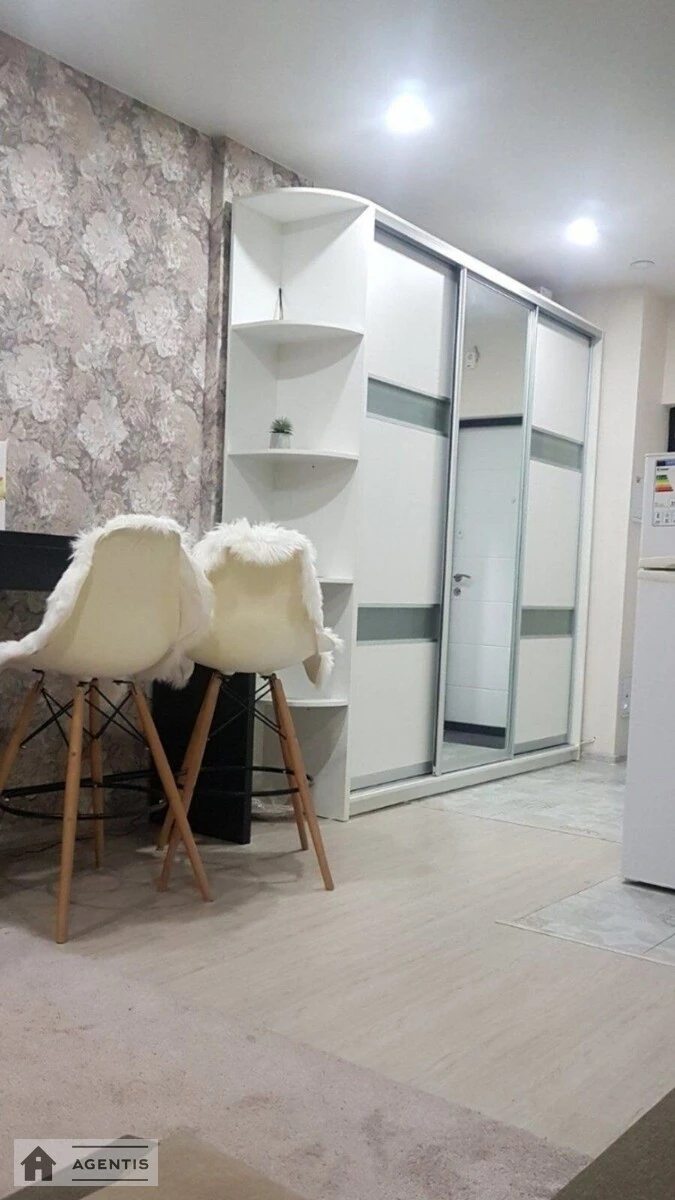 Apartment for rent 1 room, 29 m², 1st fl./7 floors. Regeneratorna, Kyiv. 