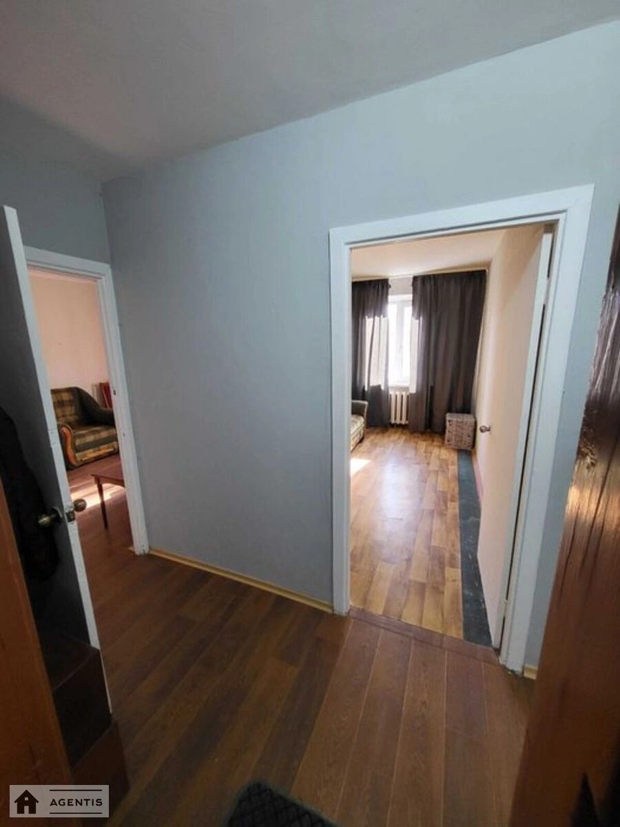 Сдам квартиру 2 комнаты, 49 m², 3 эт./9 этажей. 18, Леся Курбаса 18, Киев. 