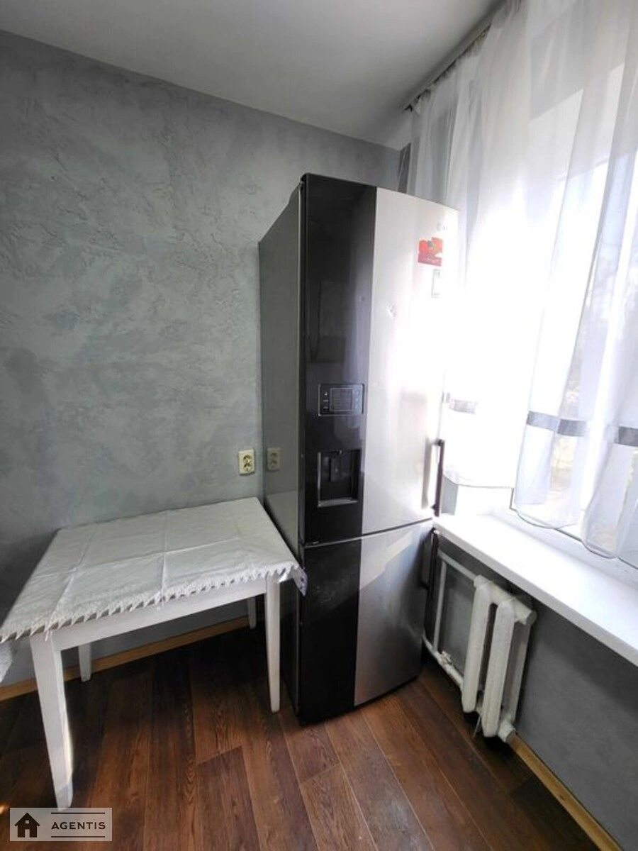 Сдам квартиру 2 комнаты, 49 m², 3 эт./9 этажей. 18, Леся Курбаса 18, Киев. 