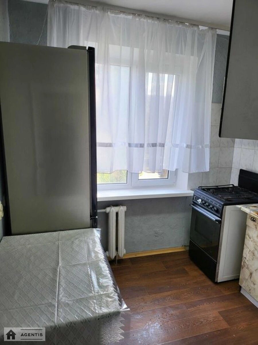 Сдам квартиру 2 комнаты, 49 m², 3 эт./9 этажей. 18, Леся Курбаса 18, Киев. 