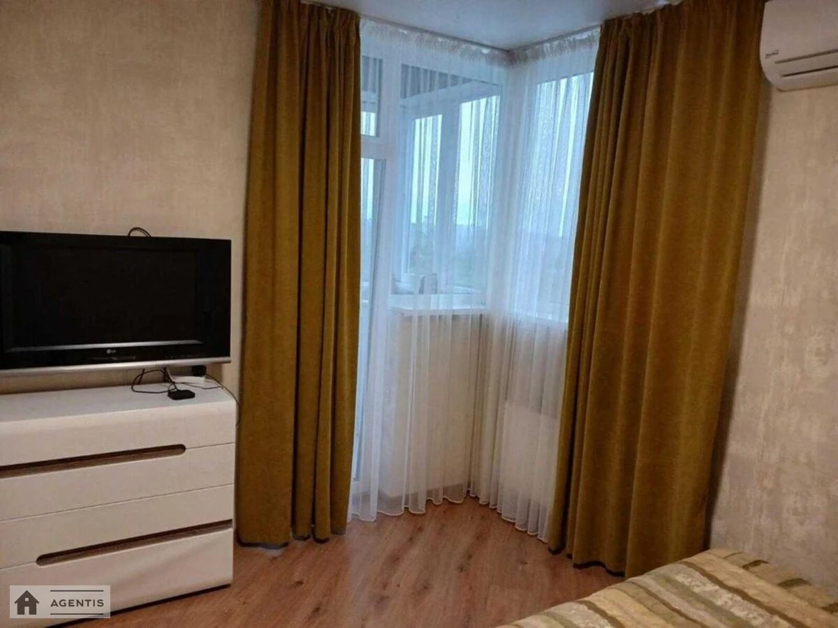 Сдам квартиру 2 комнаты, 72 m², 19 эт./25 этажей. 2, Драгоманова 2, Киев. 