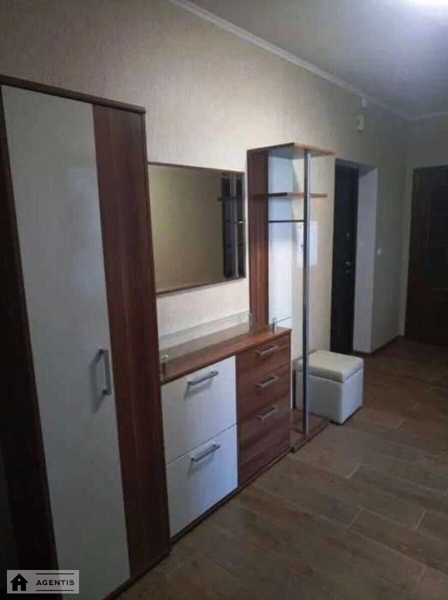 Сдам квартиру 2 комнаты, 75 m², 5 эт./25 этажей. Михайла Максимовича вул. (Онуфрія Трутенка), Киев. 