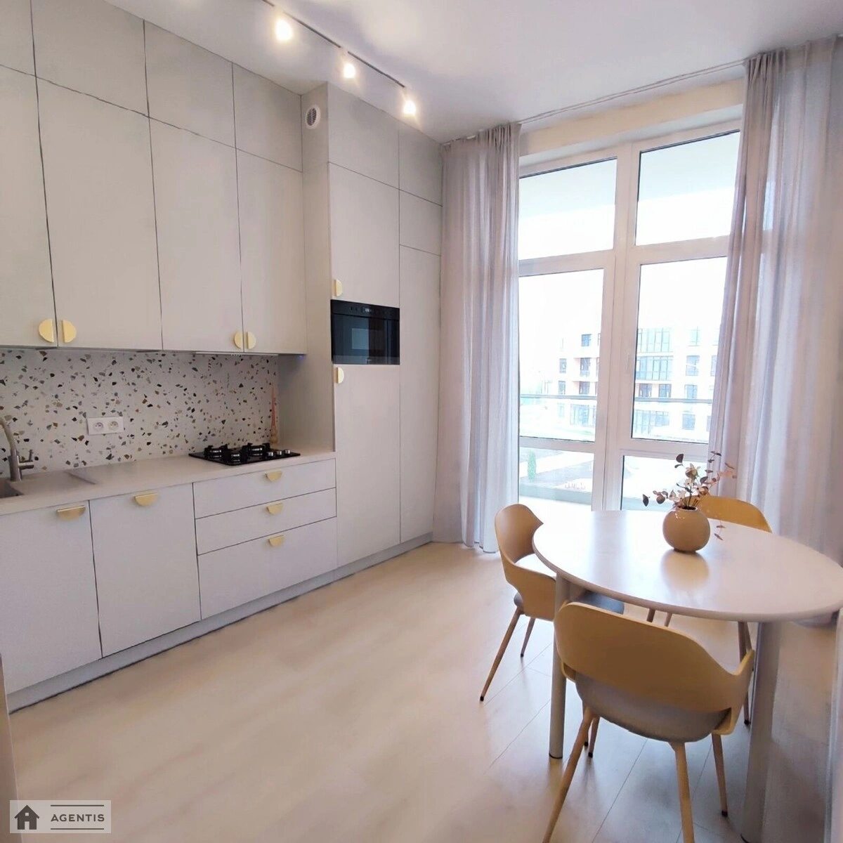 Сдам квартиру 1 комната, 42 m², 4 эт./4 этажа. Редьчинська вул., Киев. 