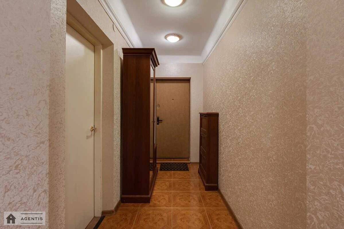 Сдам квартиру 2 комнаты, 52 m², 2 эт./9 этажей. 9, Русановский 9, Киев. 