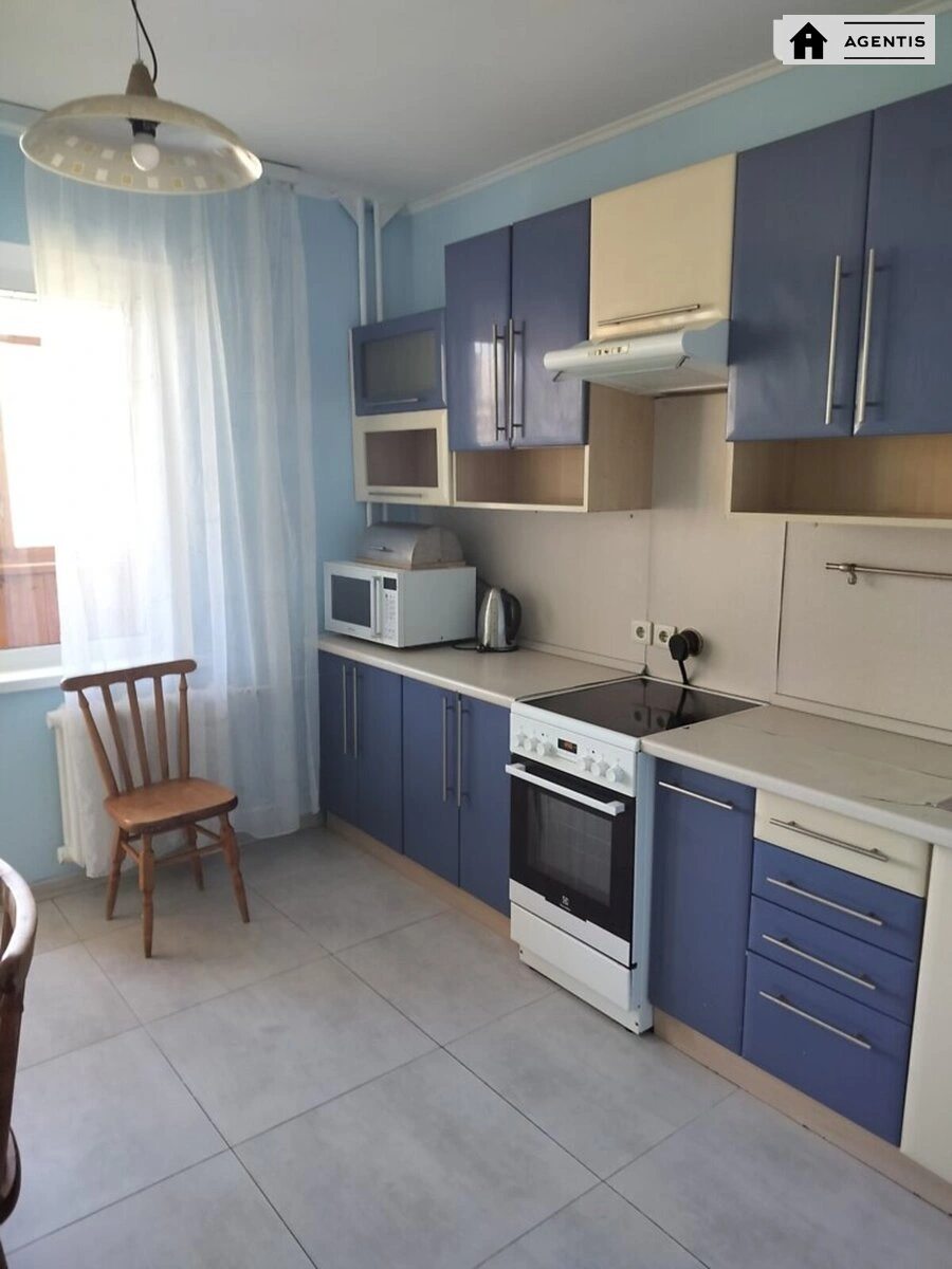 Сдам квартиру 2 комнаты, 65 m², 8 эт./18 этажей. 3, Вишняковская 3, Киев. 