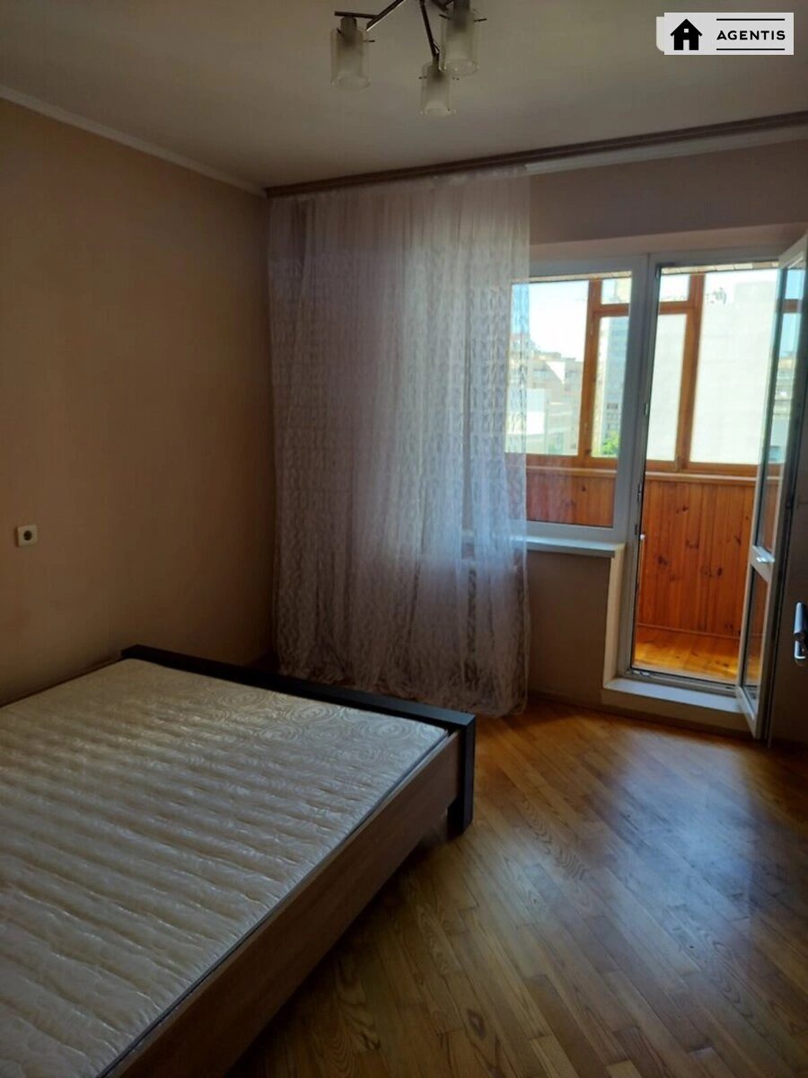 Сдам квартиру 2 комнаты, 65 m², 8 эт./18 этажей. 3, Вишняковская 3, Киев. 