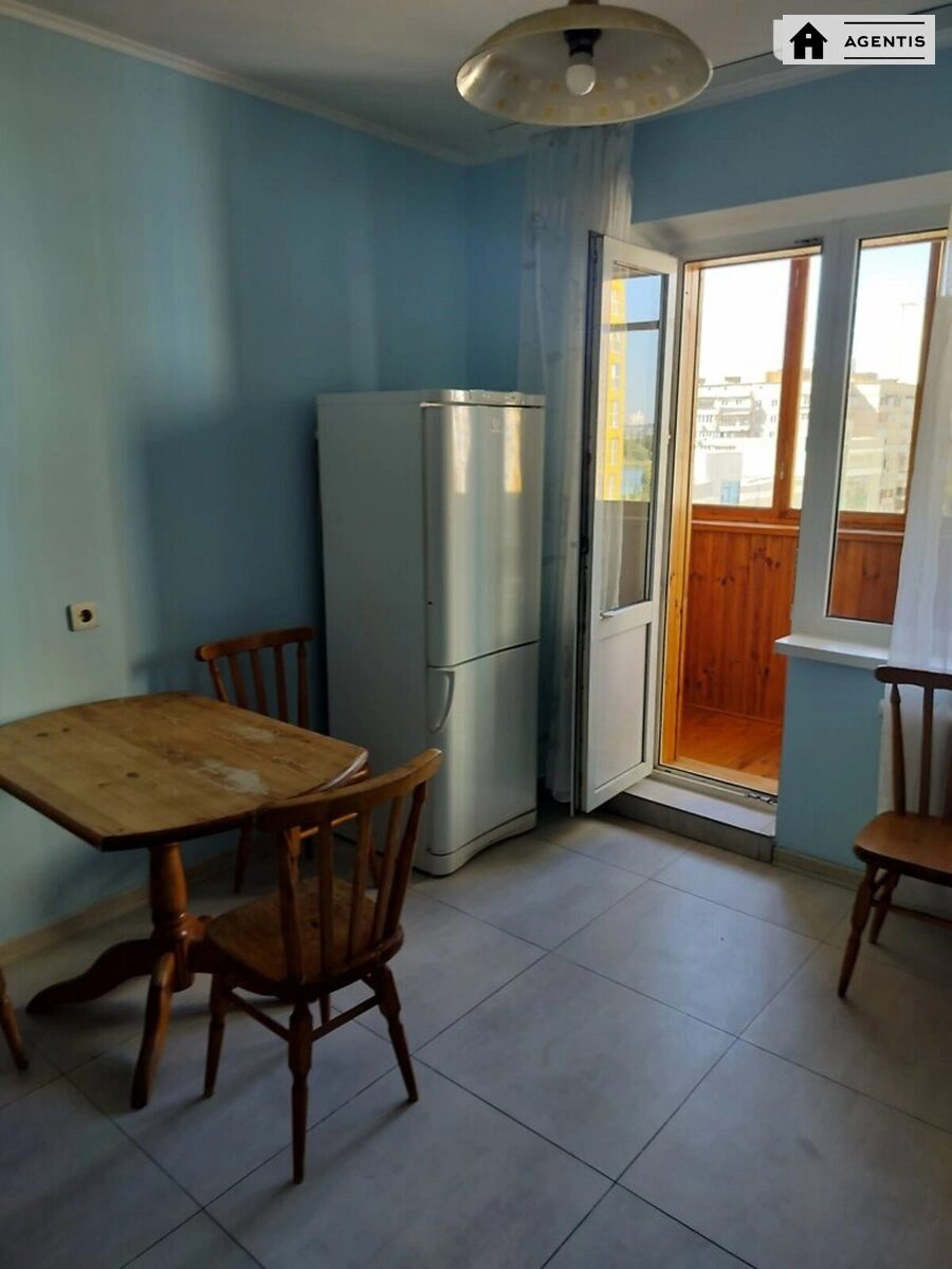 Сдам квартиру 2 комнаты, 65 m², 8 эт./18 этажей. 3, Вишняковская 3, Киев. 