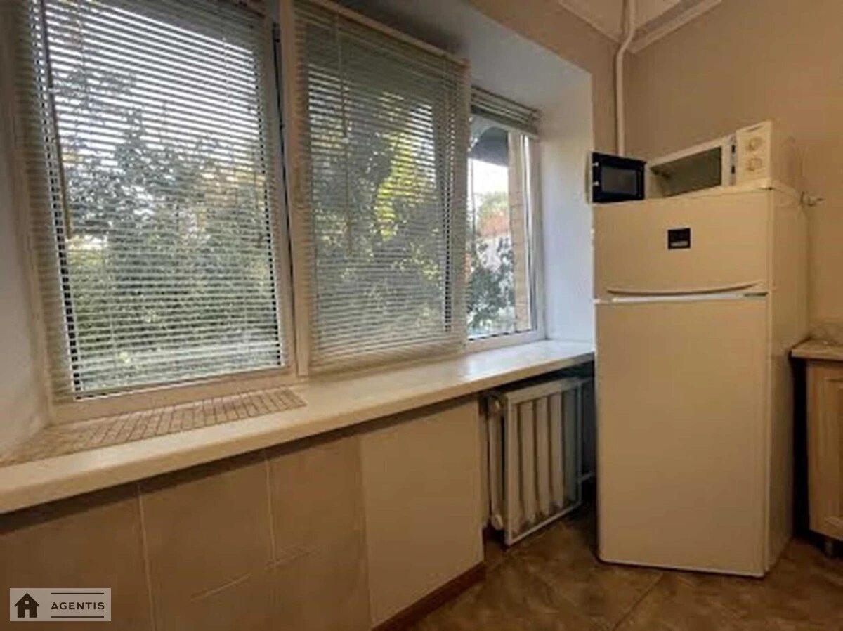 Сдам квартиру 2 комнаты, 45 m², 2 эт./6 этажей. Коперника, Киев. 