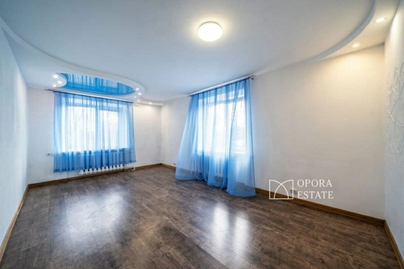 Продажа квартиры. 2 rooms, 45 m², 1st floor/5 floors. 2, Элеваторная, Чернигов. 