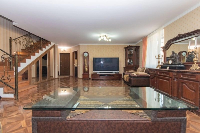 Apartments for sale. 5 rooms, 141 m², 4th floor/4 floors. 96, Raduzhnaya, Sofyevskaya Borshchahovka. 