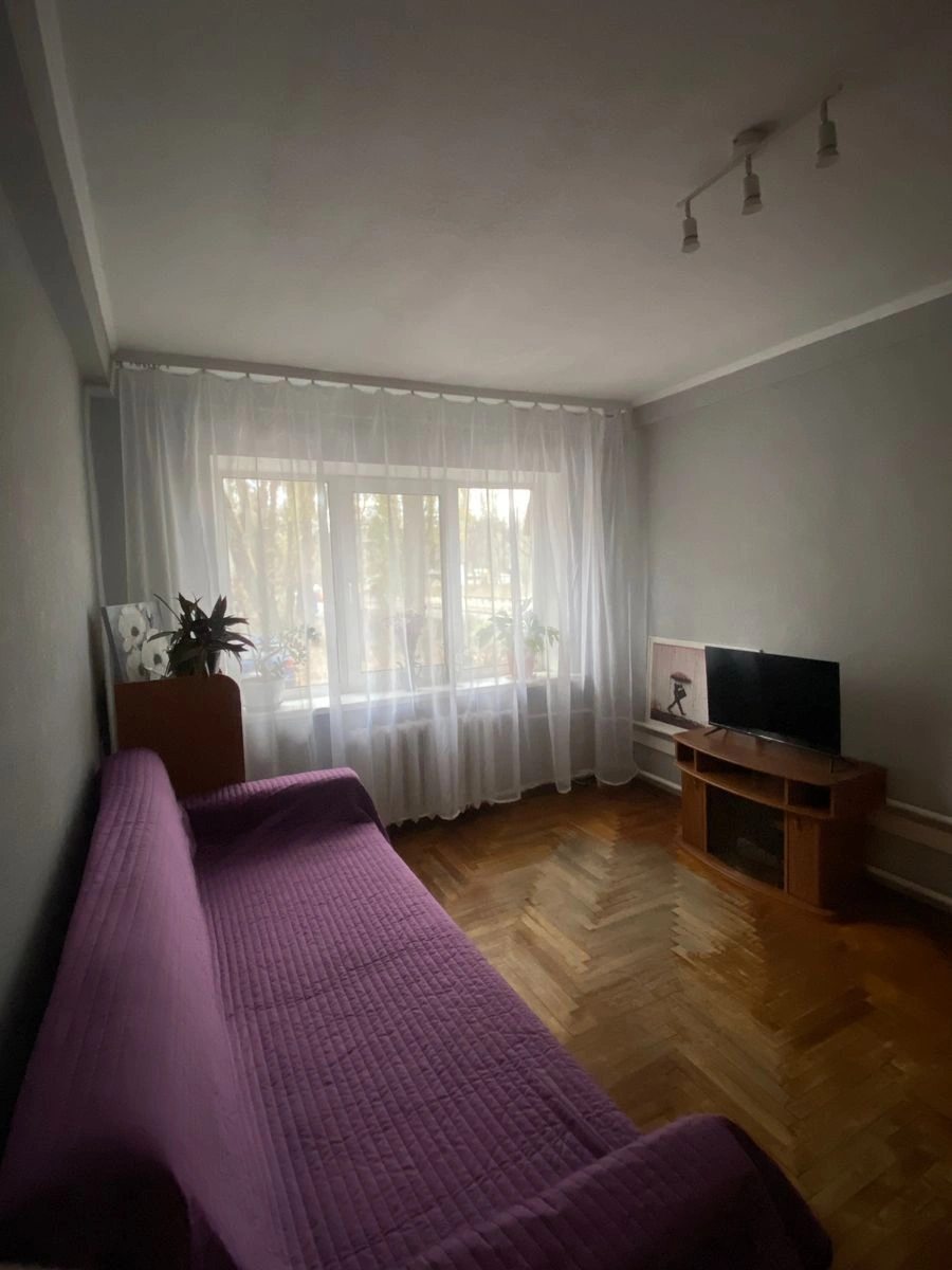 Продаж квартири. 2 rooms, 45 m², 1st floor/5 floors. 15, Блюхера , Київ. 