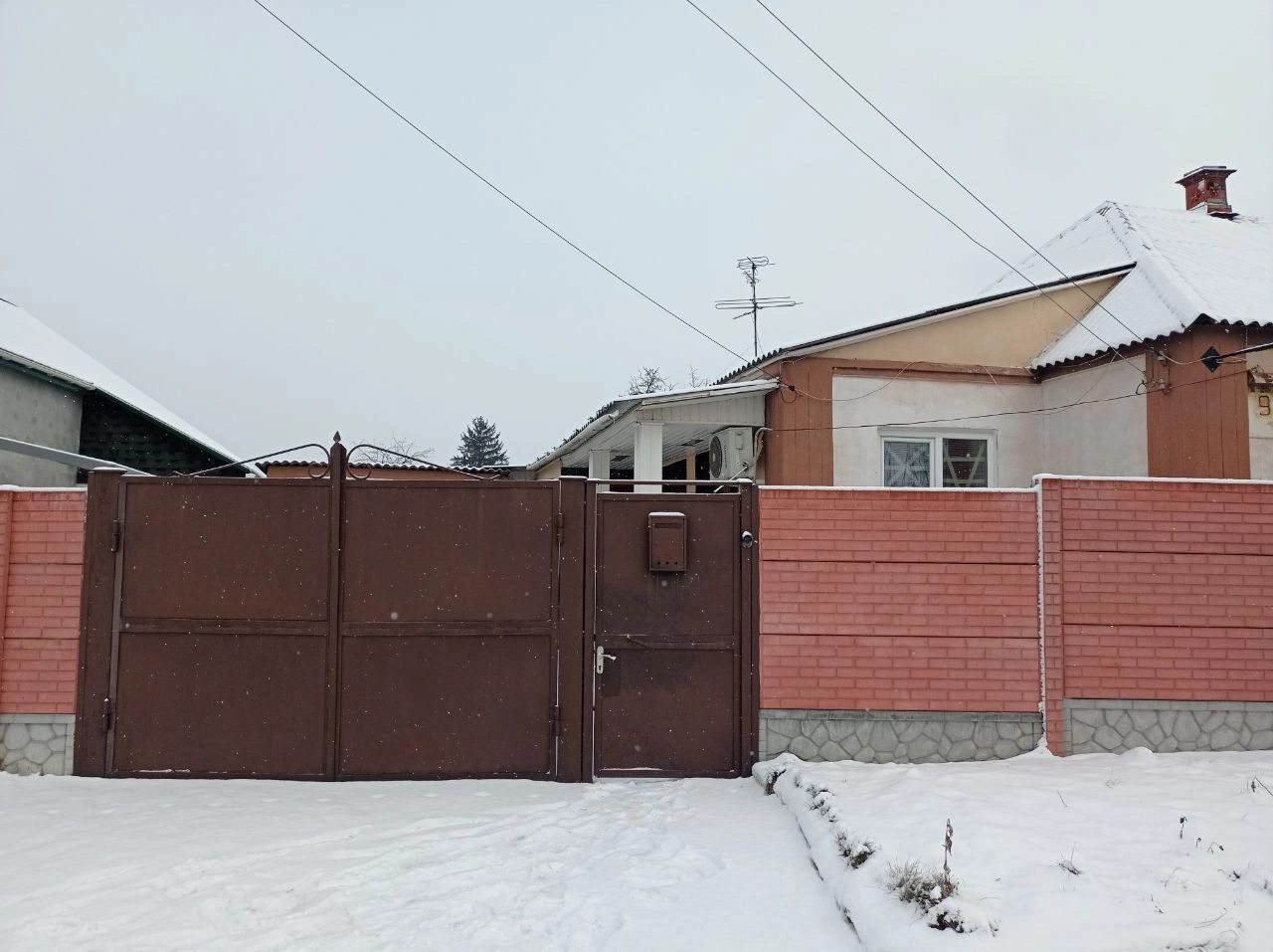 House for sale. 3 rooms, 73 m², 1 floor. Vul. Motorna, Kharkiv. 