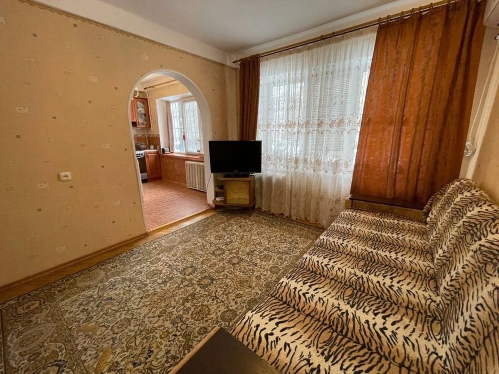Apartments for sale. 2 rooms, 45 m², 1st floor/5 floors. 11, Turchyna Yhorya vul. Blyukhera Vasylyya, Kyiv. 