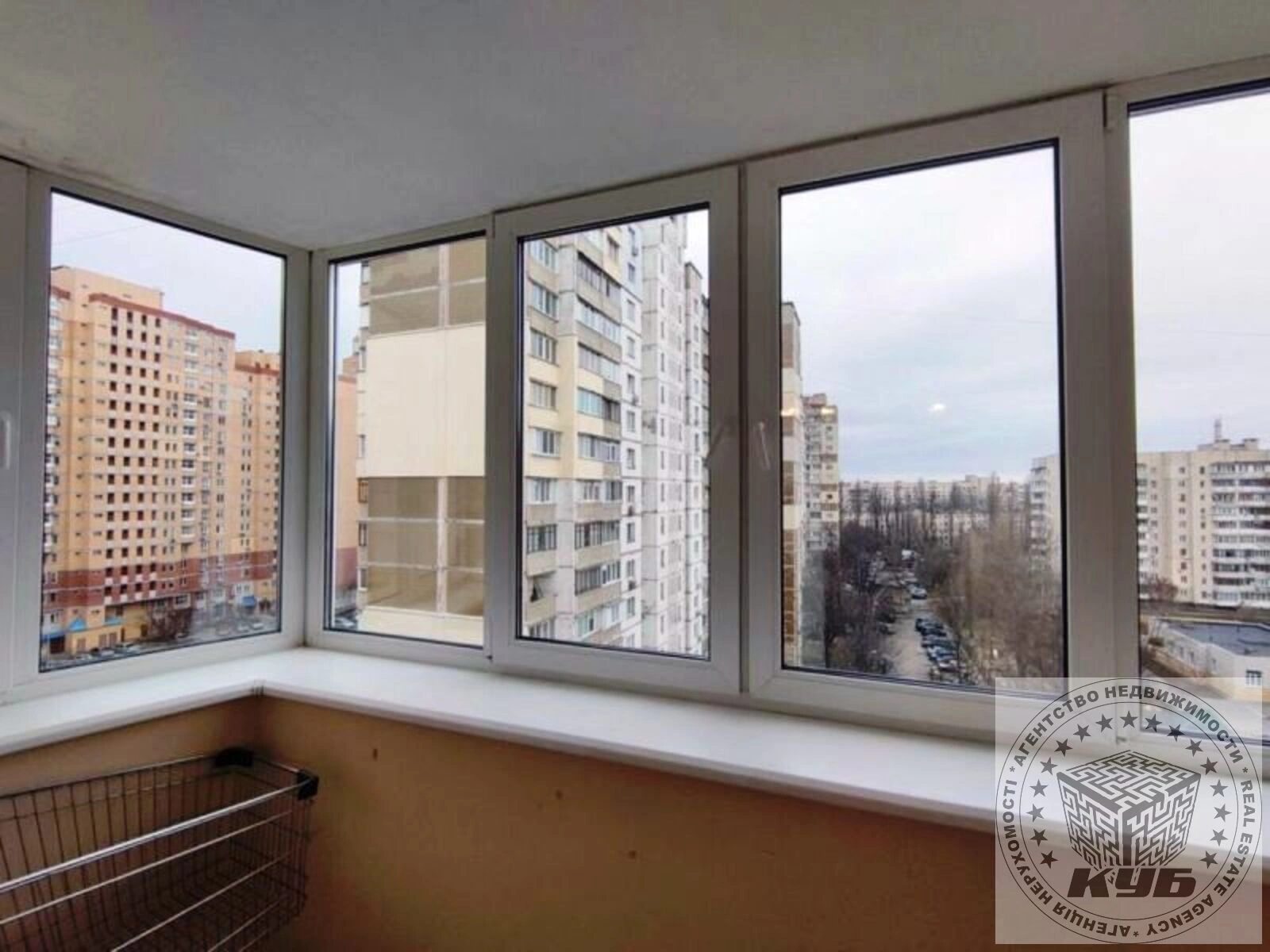 Продаж квартири 3 кімнати, 70 m², 10 пов./10 поверхів. 28, Стуса Василя 28, Київ. 